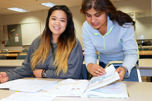 Photo of Rachelle Mendoza studying in class.